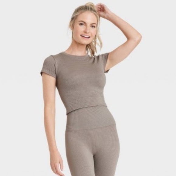 2/$20 ✨NWOT All in Motion Seamless Baby T-Shirt Dark Brown Size M - Picture 2 of 8